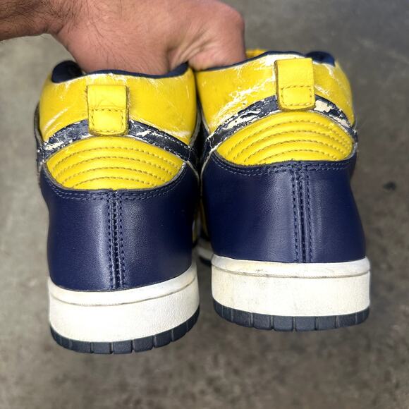 Athletic_Shoes